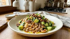 Sałatka z chrupiącym ryżem z piekarnika – prosty trik, który robi różnicę